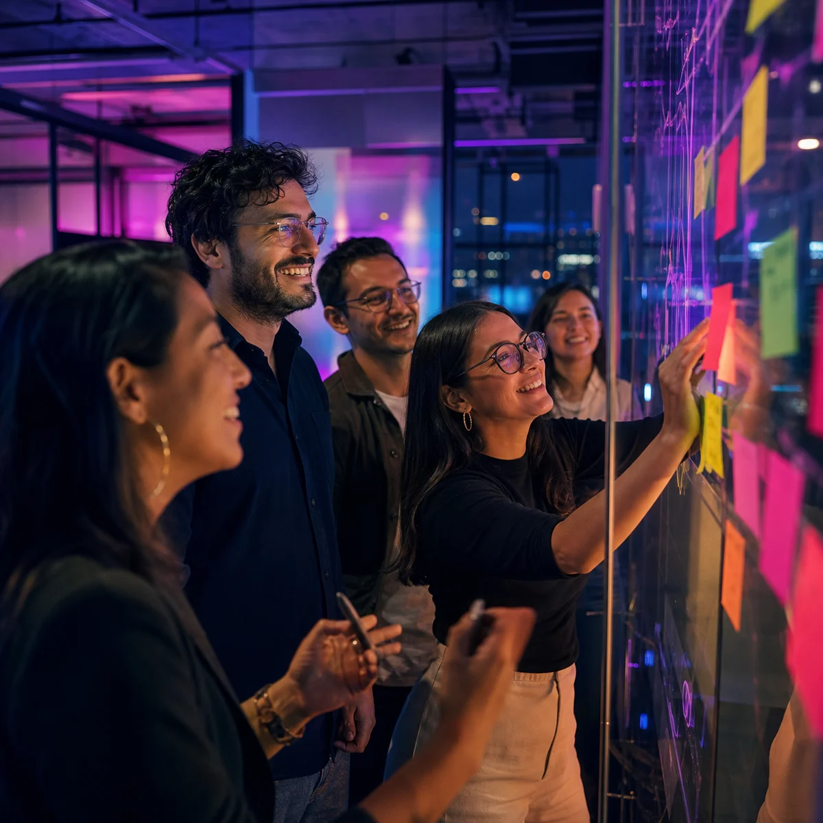 Equipo construyendo mensajes de comunicación interna