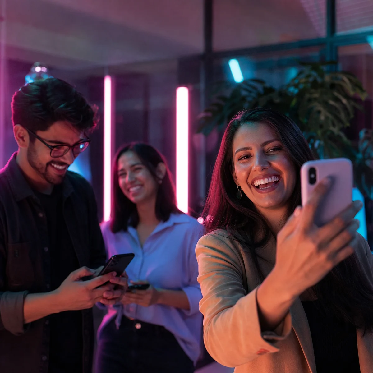 Colaboradores creando contenido como embajadores